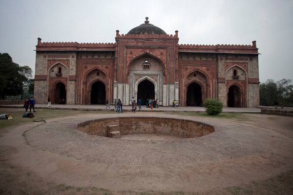 Qila-i-Kuhna Mosque